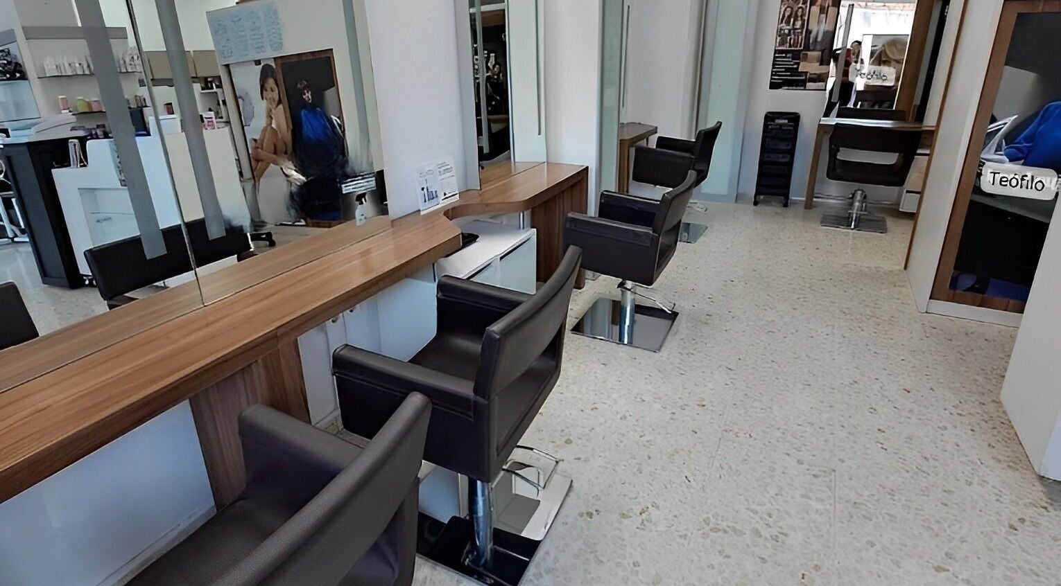 Interior de Peluquería y Estética Isabel Teófilo en Málaga, Andalucía, ES con muebles elegantes.