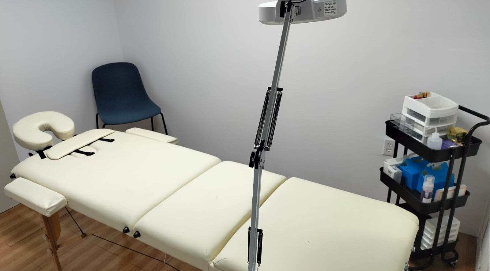 Sala de masajes en NEG Beauty Studio, Zapopan, Jalisco, MX. Cama de masaje profesional con luz y accesorios.