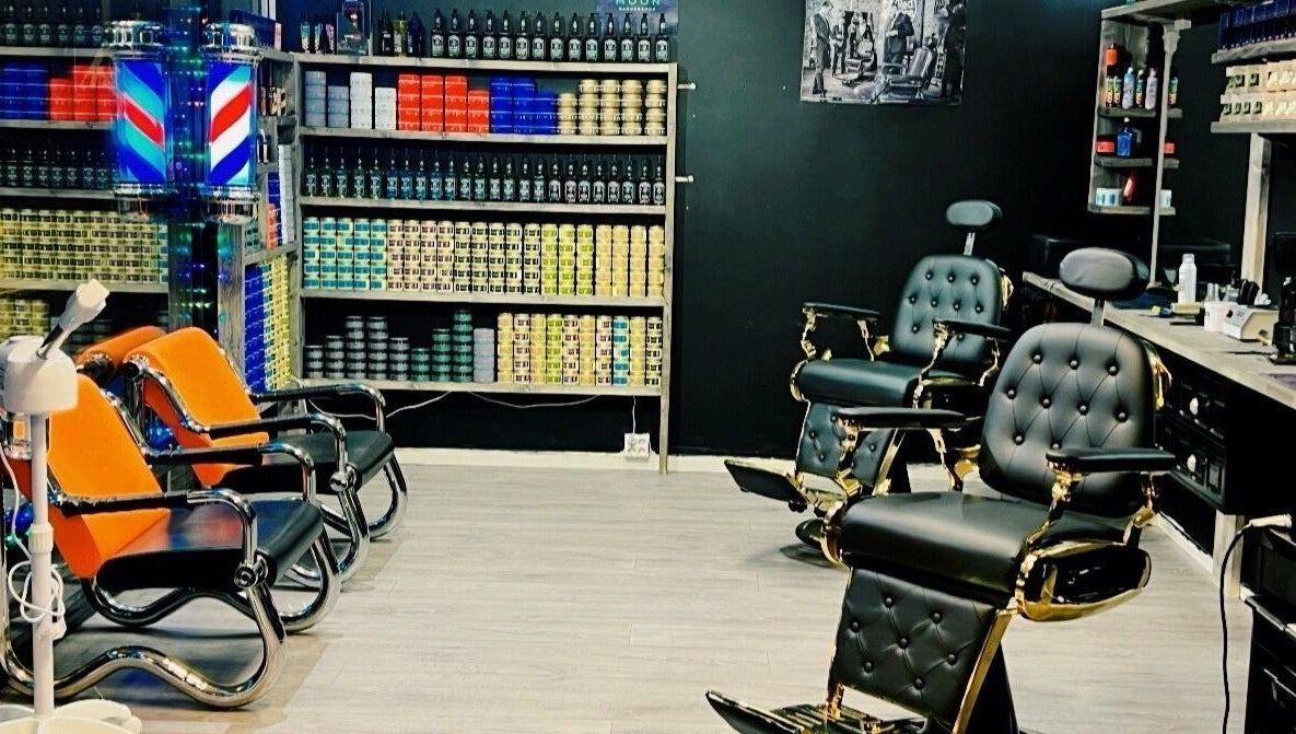 Luksuriøs innredning på Klepp Barbershop & Frisør i Kleppe, Rogaland, NO, med stilfulle stoler og produkter.