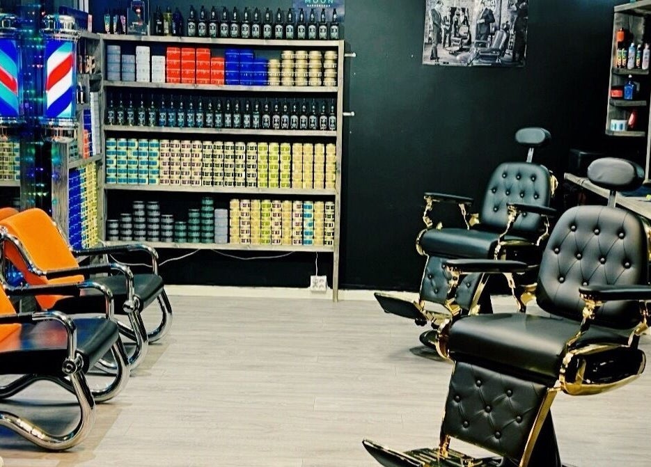 Luksuriøs innredning på Klepp Barbershop & Frisør i Kleppe, Rogaland, NO, med stilfulle stoler og produkter.