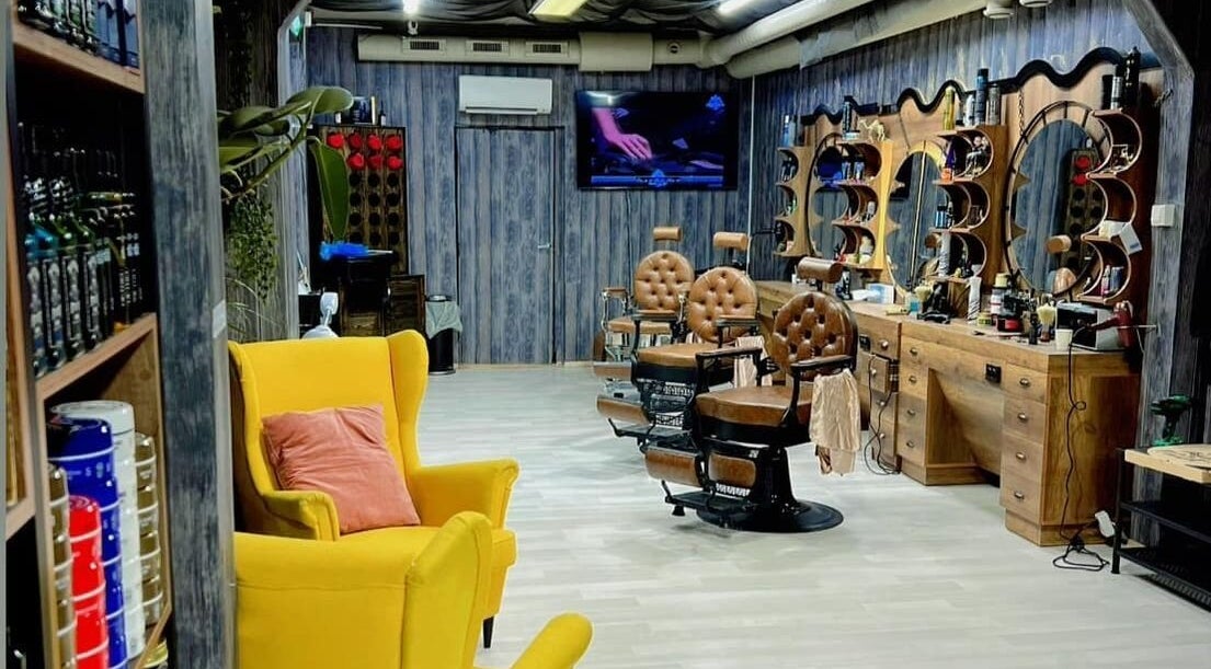 Interiør i Klepp Barbershop & Frisør, Kleppe, Rogaland, NO med stilfulle stoler og elegant treinnredning.