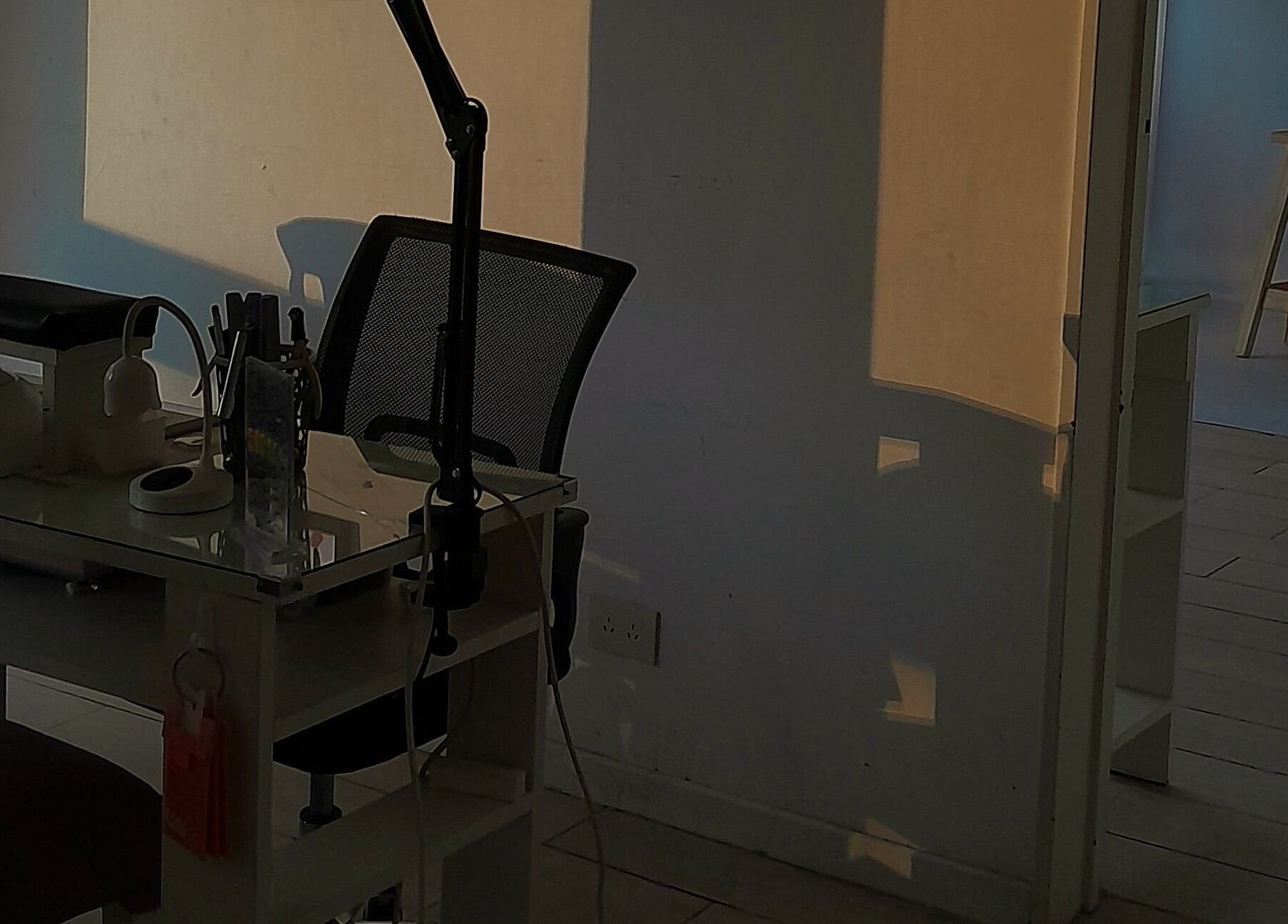 Espacio de manicura en Bliss Estudio, Buenos Aires, iluminado por luz dorada de tarde.