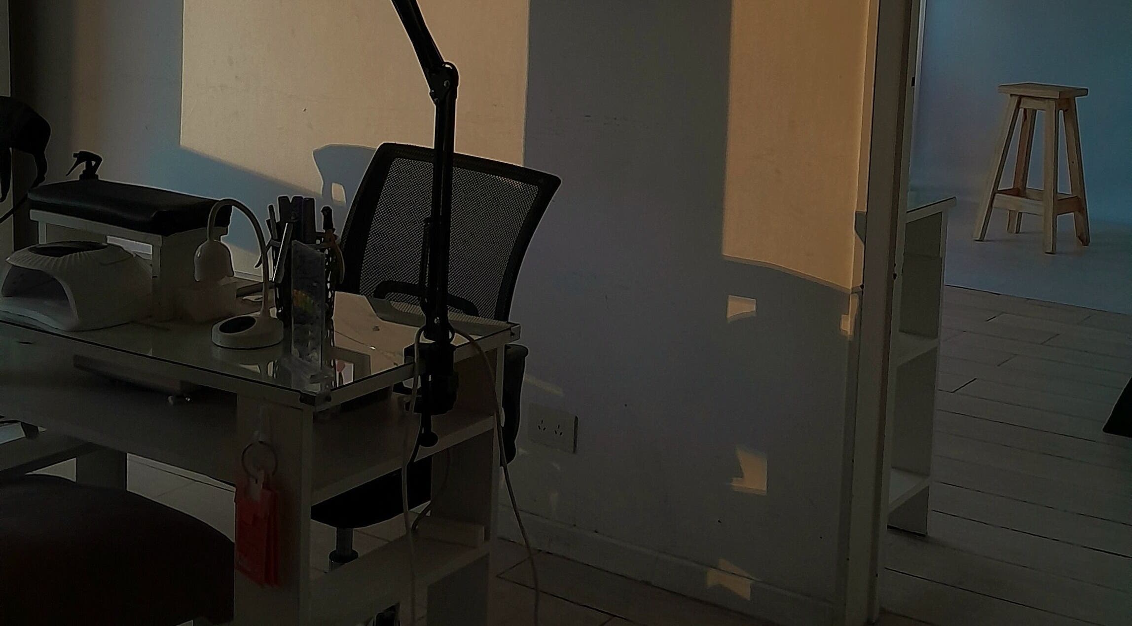 Espacio de manicura en Bliss Estudio, Buenos Aires, iluminado por luz dorada de tarde.