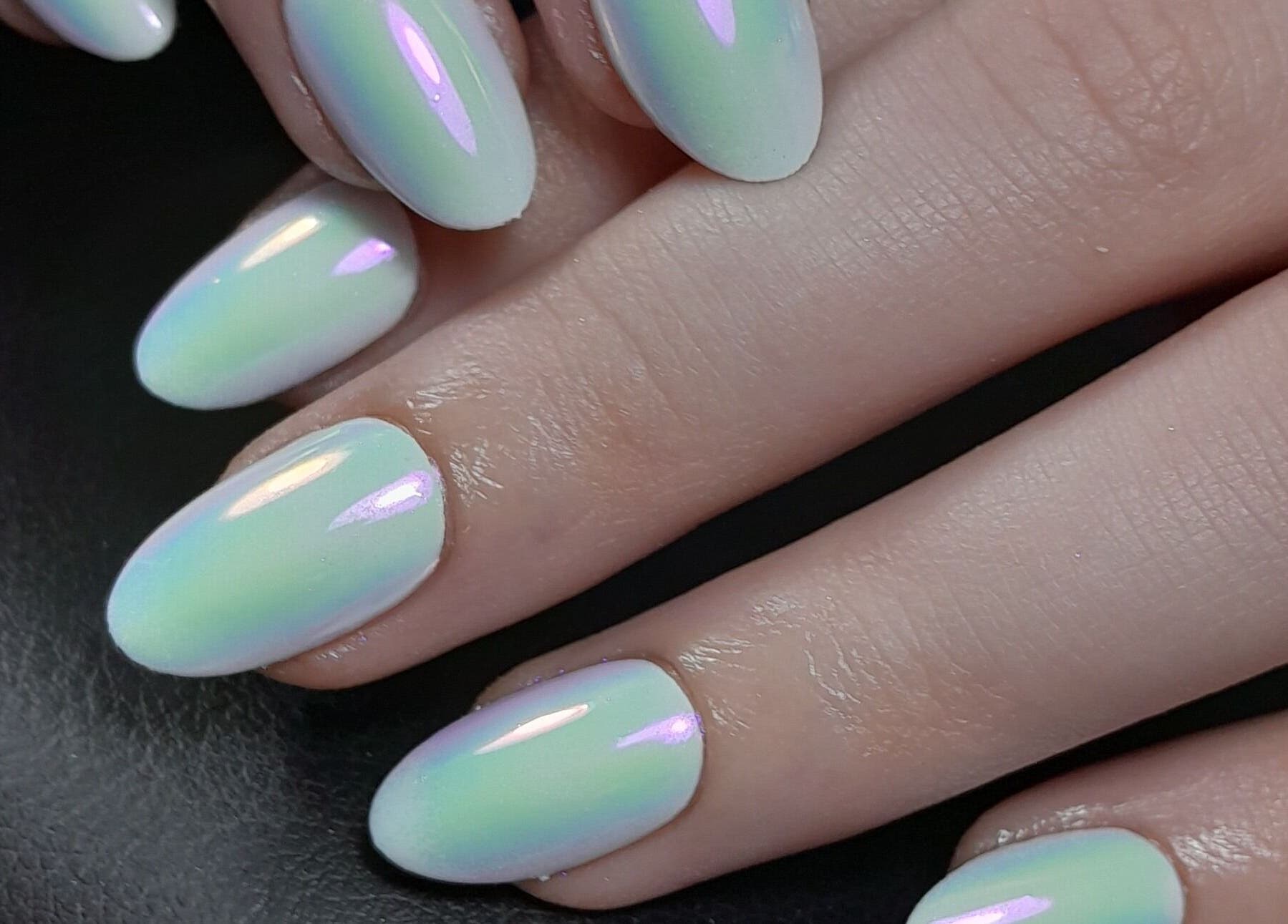 Uñas iridiscentes en Bliss Estudio, Buenos Aires, Ciudad Autónoma De Buenos Aires, AR.