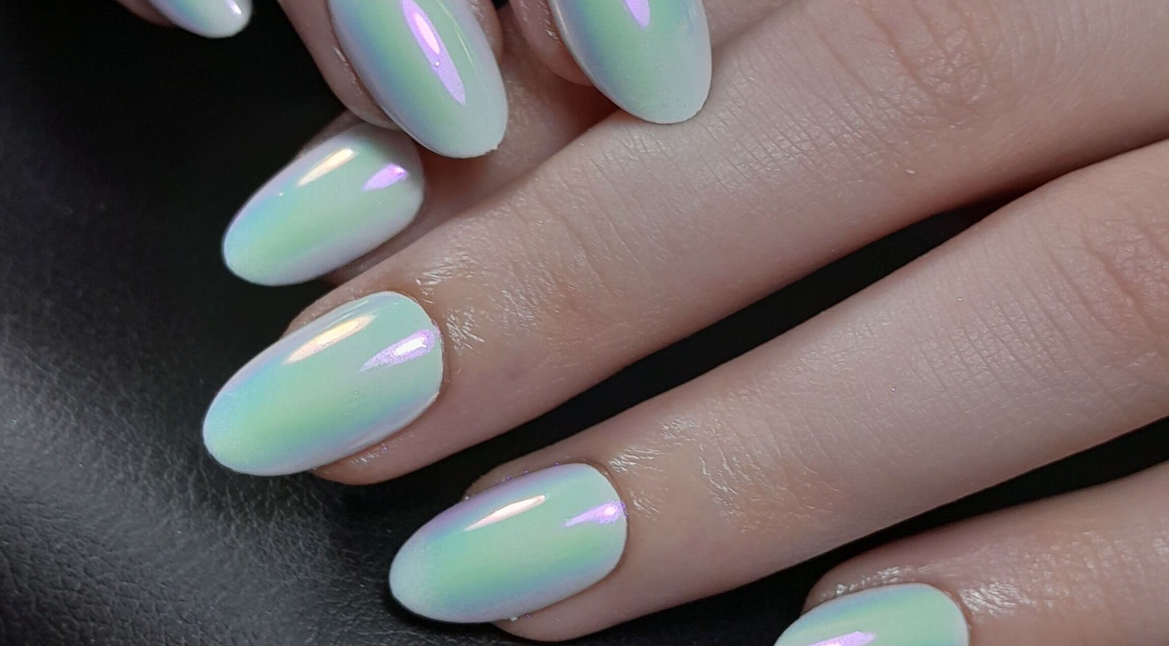 Uñas iridiscentes en Bliss Estudio, Buenos Aires, Ciudad Autónoma De Buenos Aires, AR.