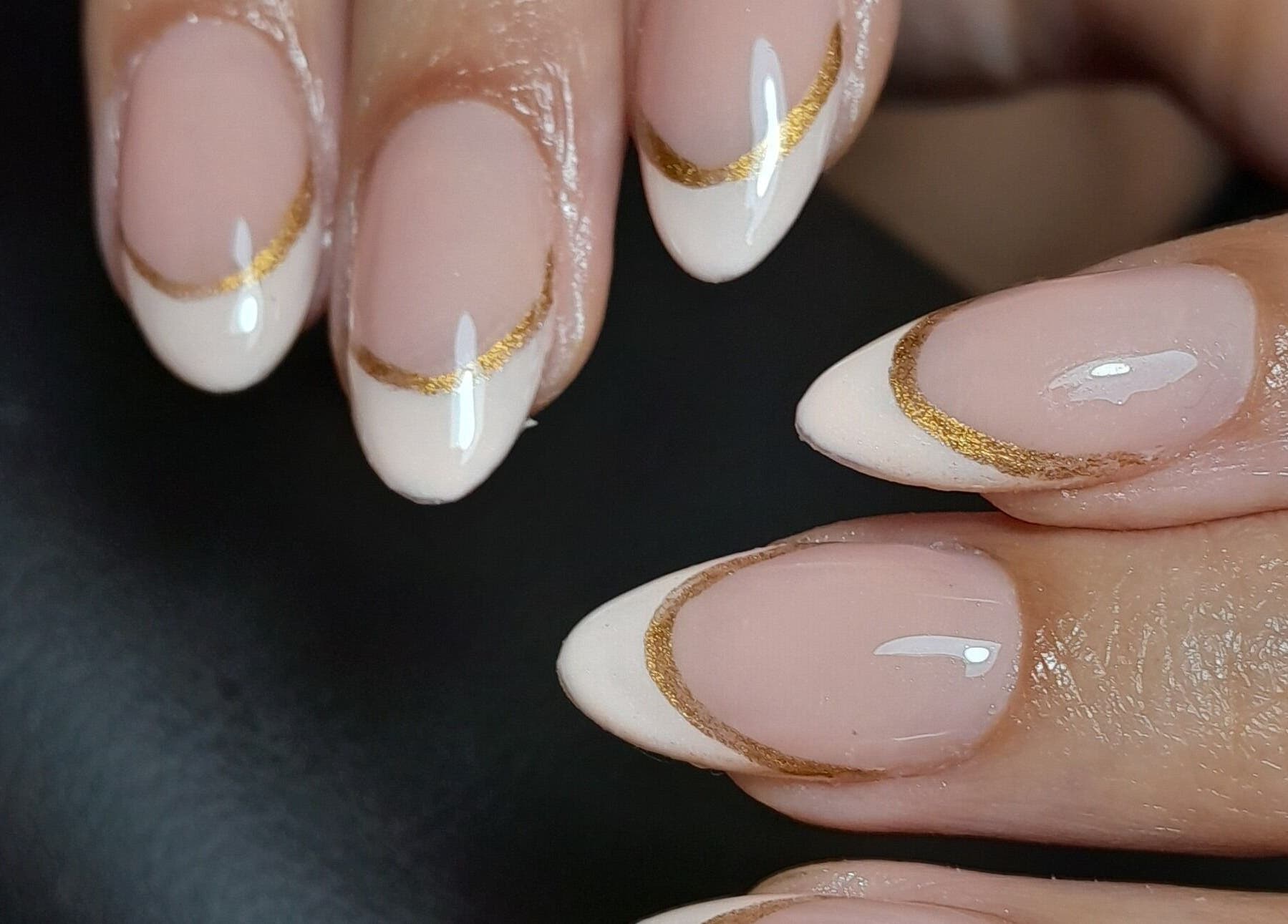 Elegante manicura francesa con detalles dorados en Bliss Estudio, Buenos Aires, Ciudad Autónoma De Buenos Aires, AR.