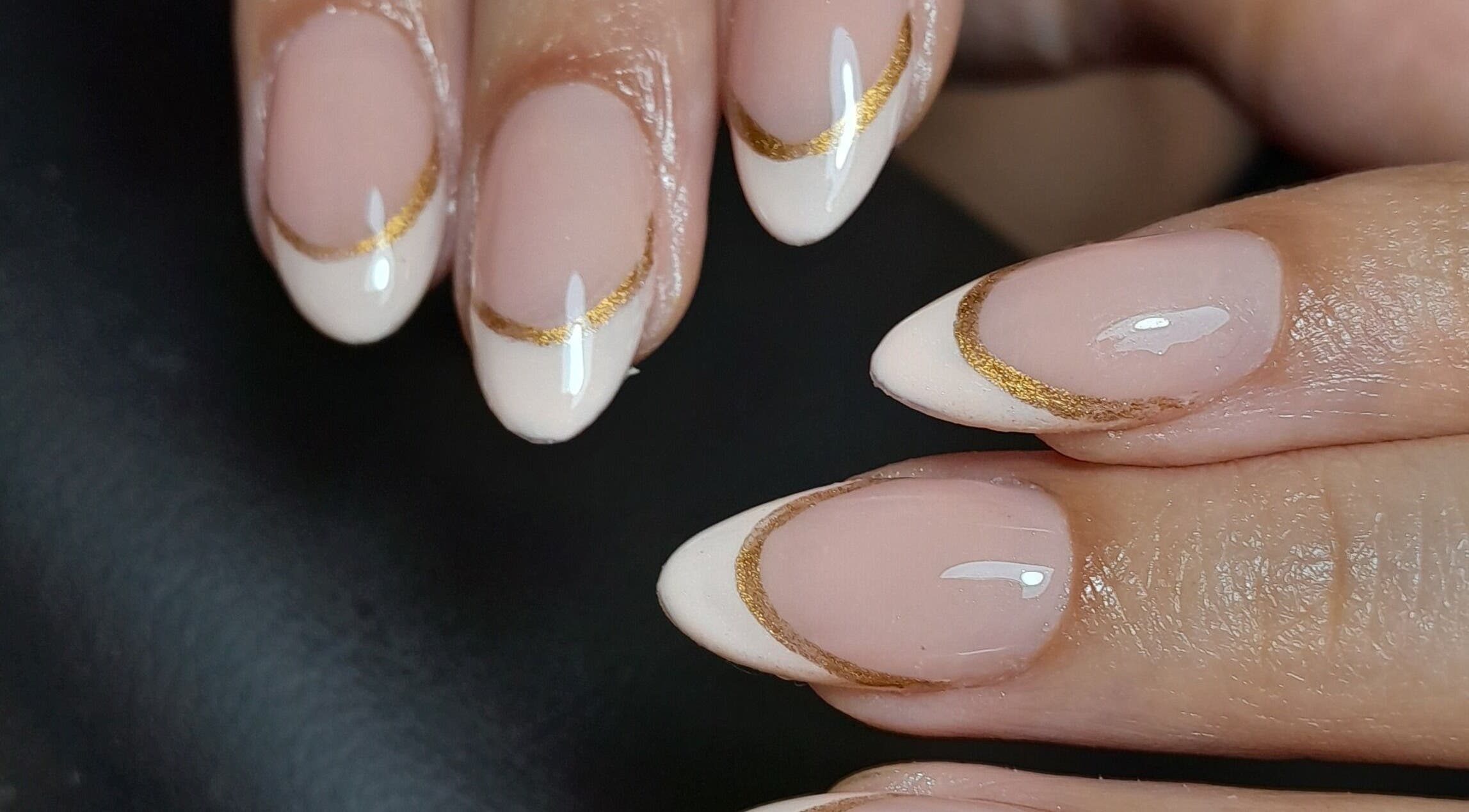 Elegante manicura francesa con detalles dorados en Bliss Estudio, Buenos Aires, Ciudad Autónoma De Buenos Aires, AR.