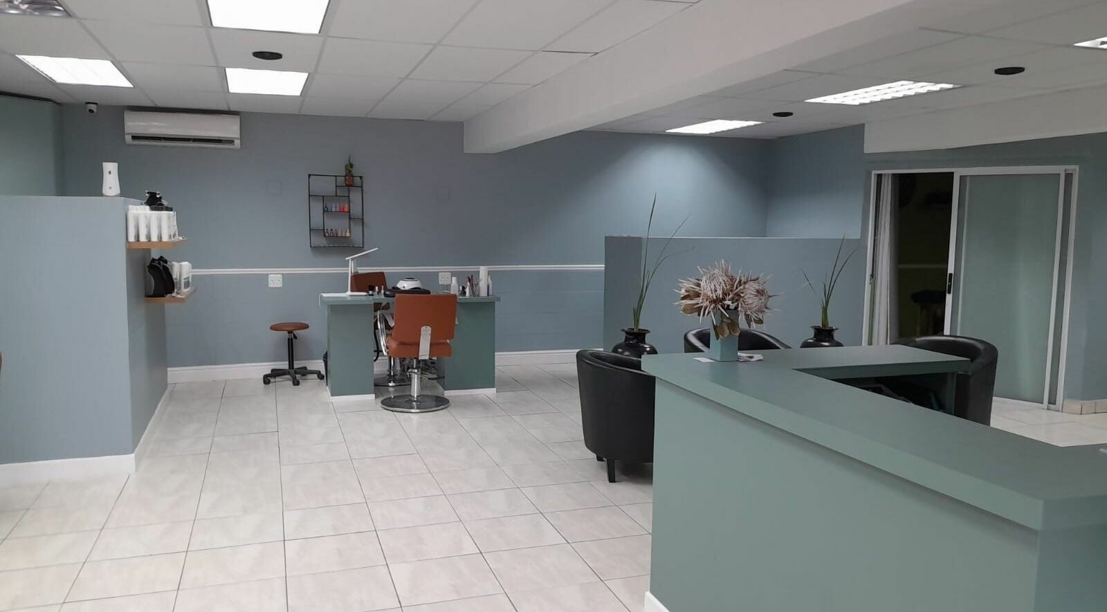 Relaxing interior of Tippin's salon in Makhanda, Eastern Cape, ZA. Ideal for beauty and wellness treatments.