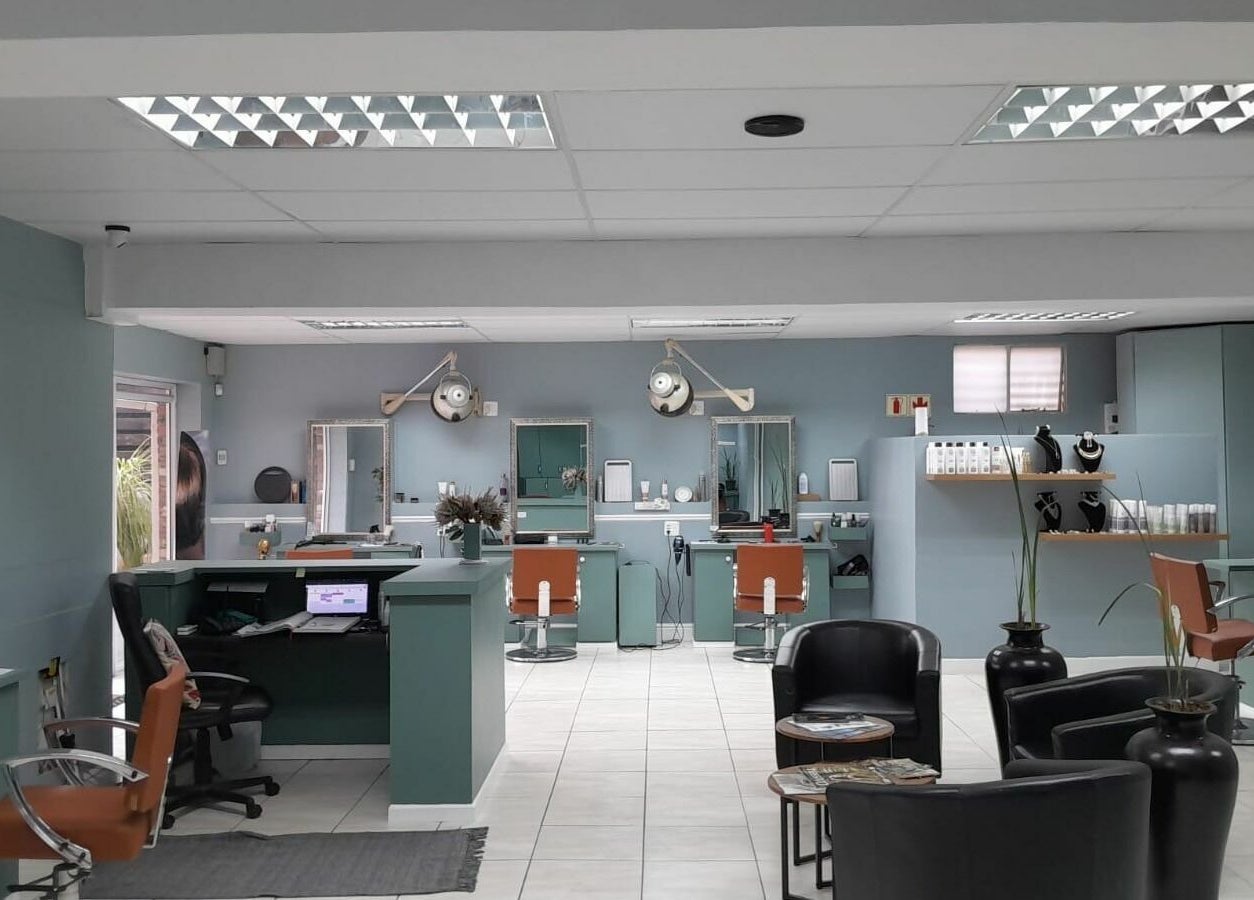 Modern salon interior at Tippin's in Makhanda, Eastern Cape, ZA featuring stylish chairs and mirrors.
