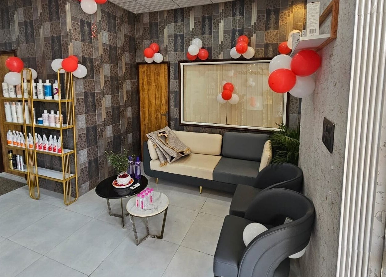 Elegant interior of Lexoria Salon in Jaipur, Rajasthan, IN with welcoming seating and decor.