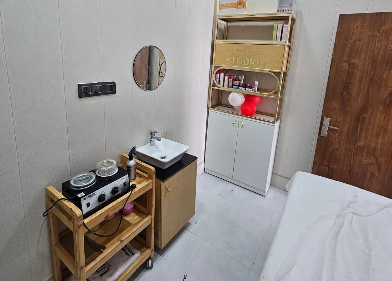 Relaxing treatment room at Lexoria Salon in Jaipur, Rajasthan, IN featuring elegant decor and amenities.