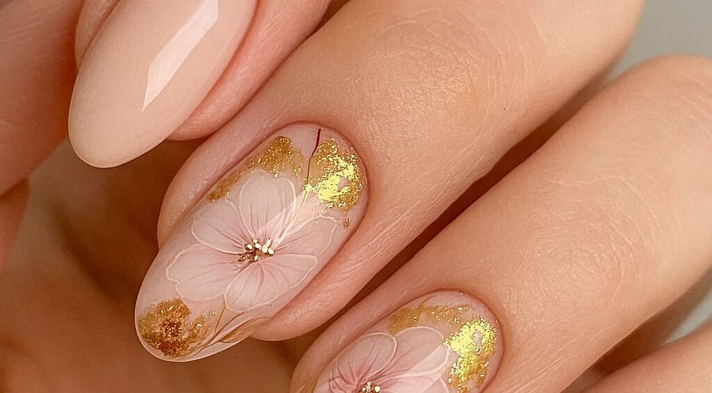 Floral nail art with gold accents at Geri Nails Art Studio, London, England, GB.
