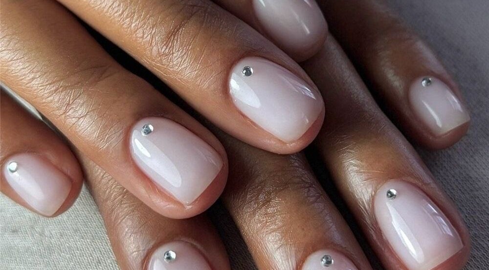 Manicure elegante con decorazioni gioiello presso DERMOHOUSE, Colnago, Lombardia, IT.