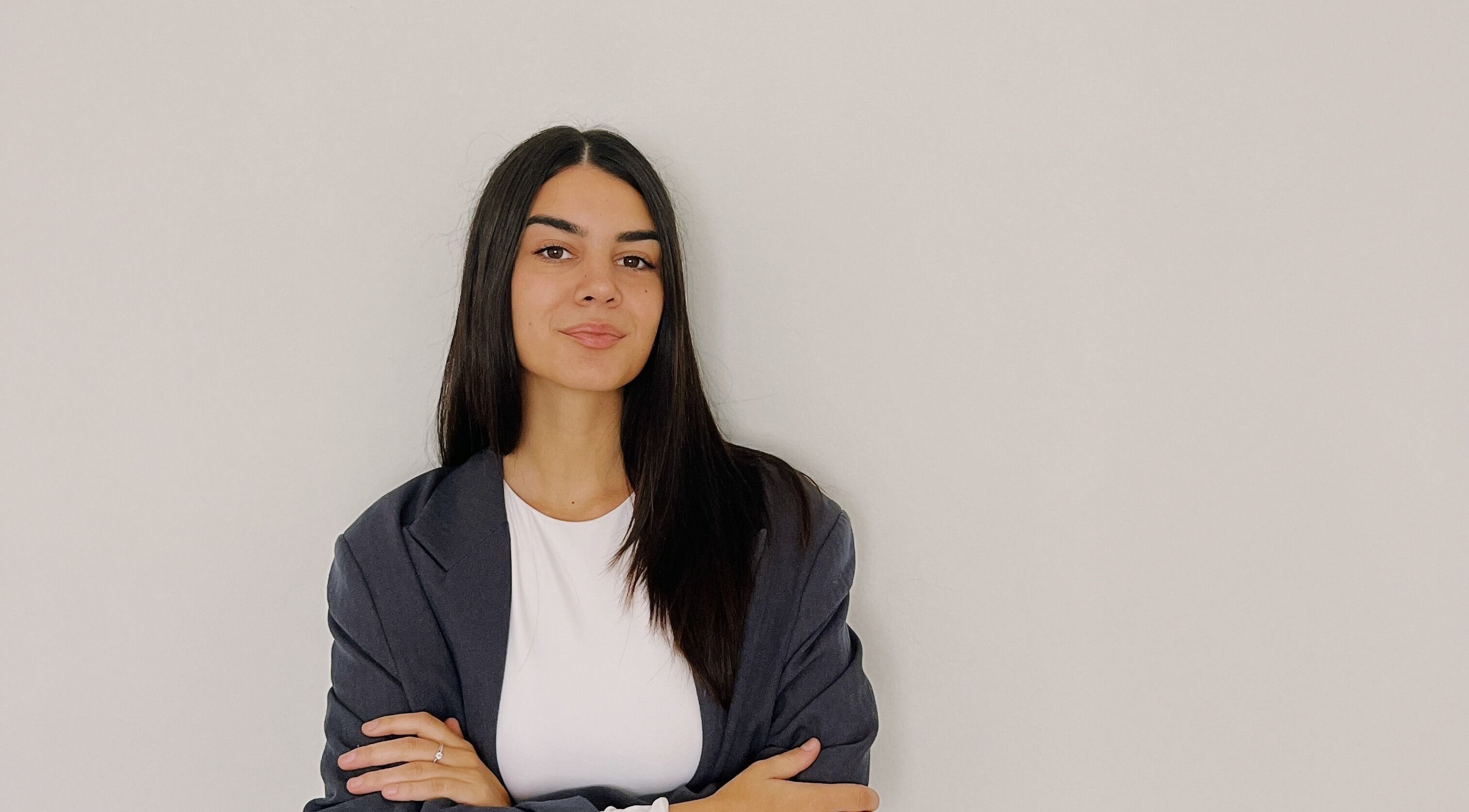 Professionista a DERMOHOUSE, Colnago, Lombardia, IT, incrocia le braccia e sorride.