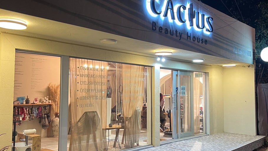 Fachada iluminada de Cactus Beauty House en San Jose del Cabo, Baja California Sur, MX, mostrando servicios estéticos.