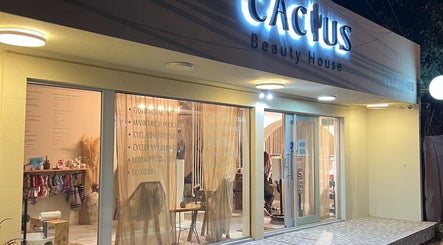 Fachada iluminada de Cactus Beauty House en San Jose del Cabo, Baja California Sur, MX, mostrando servicios estéticos.