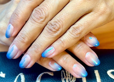 Uñas con esmalte azul degradado en Cactus Beauty House, San Jose del Cabo, Baja California Sur, MX.