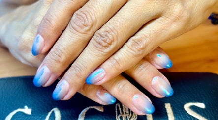 Uñas con esmalte azul degradado en Cactus Beauty House, San Jose del Cabo, Baja California Sur, MX.