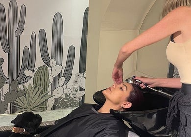 Cliente disfrutando de lavado de cabello en Cactus Beauty House, San Jose del Cabo, Baja California Sur, MX.