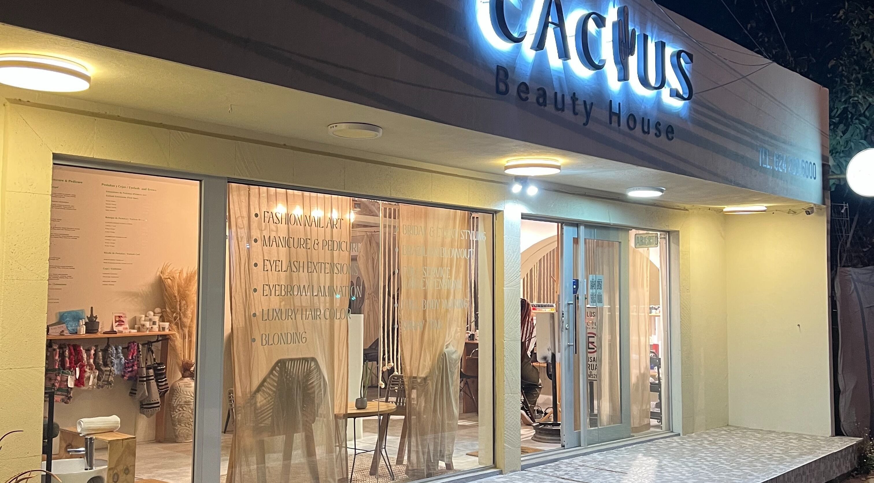 Entrada iluminada de Cactus Beauty House en San Jose del Cabo, Baja California Sur, MX.