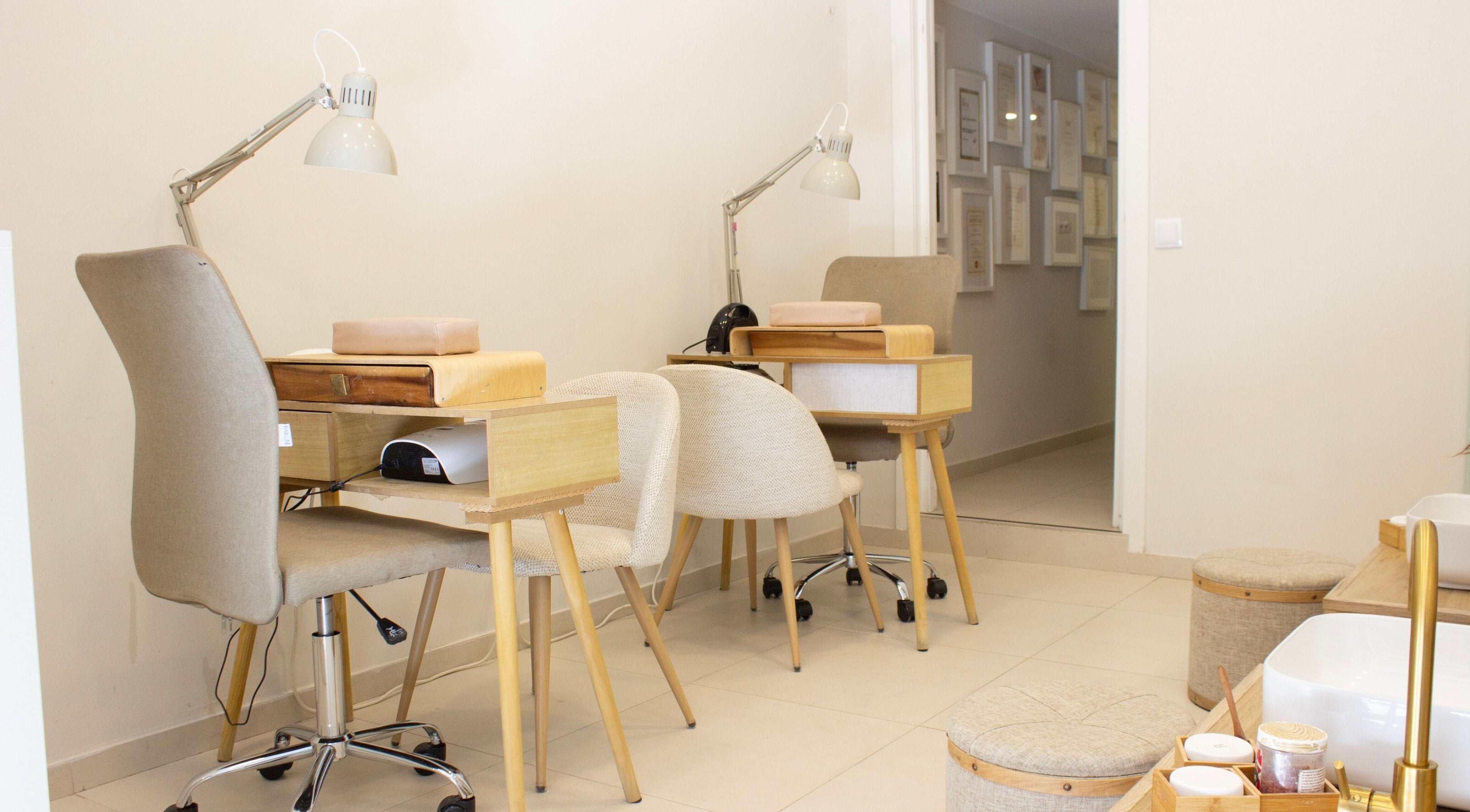 Estaciones de manicura en Portada Estudio de Belleza, Barcelona, Catalunya, ES, con muebles modernos y elegantes.