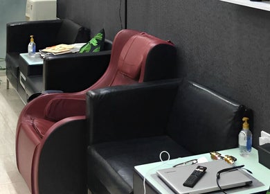 Stylish seating area at Al Lord Barber Shop, Muscat, Muscat Governorate, OM, showcasing modern decor.