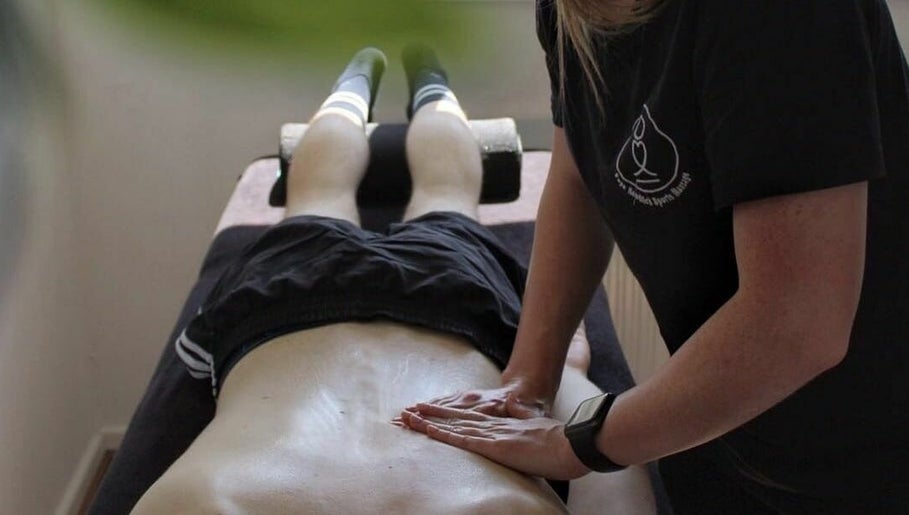 Faye Kendrick Sports Massage imagem 1