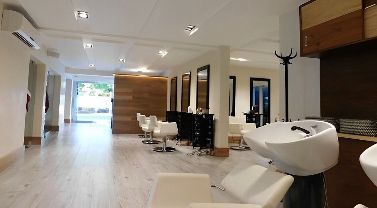 Interior moderno de Estiloqueria en Santo Domingo, Distrito Nacional, DO, con sillas blancas y lavacabezas.