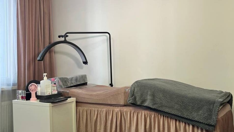 Cozy treatment area at Snisar Lash Studio, Gdańsk, Pomorskie, PL, with a comfortable bed and ambient lighting.