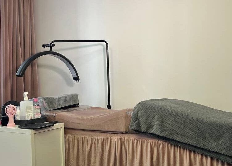 Cozy treatment area at Snisar Lash Studio, Gdańsk, Pomorskie, PL, with a comfortable bed and ambient lighting.
