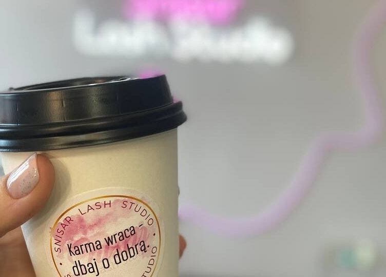 A cozy coffee cup at Snisar Lash Studio, Gdańsk, Pomorskie, PL, with a caring message.