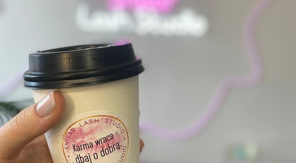 A cozy coffee cup at Snisar Lash Studio, Gdańsk, Pomorskie, PL, with a caring message.