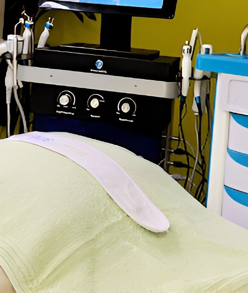 Tranquil treatment room at Pure Skin Spa A'ali featuring a relaxing bed adorned with rose petals in A'Ali, BH.