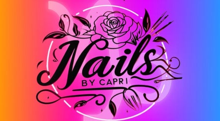 Logotipo creativo de Nails by Caprii en Avilés, ES con diseño floral y pinceles artísticos.