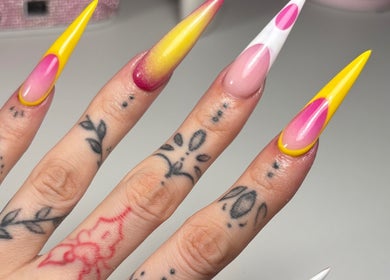 Uñas acrílicas coloridas diseñadas en Nails by Caprii, Avilés, ES.