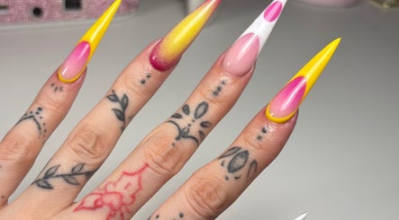 Uñas acrílicas coloridas diseñadas en Nails by Caprii, Avilés, ES.