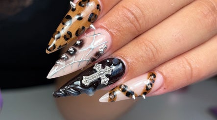 Diseño de uñas artísticas con pedrería en Nails by Caprii, Avilés, ES. Estilo único y sofisticado.