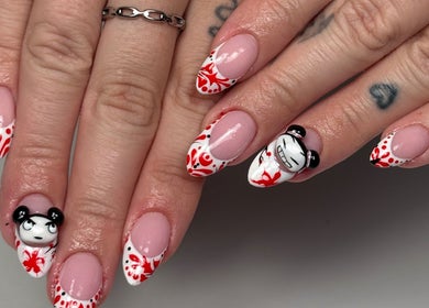 Manicura artística en Nails by Caprii, Avilés, ES, con diseño rojo y personajes animados.