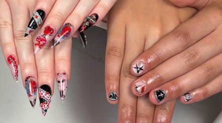 Diseños de uñas personalizados de Nailsbycaprii en Avilés, ES, con estilo creativo y detallado.