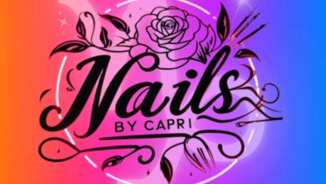 Logotipo artístico de Nailsbycaprii en Avilés, ES con diseño floral y pinceles en fondo degradado.