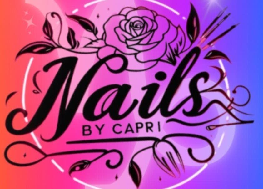 Logotipo artístico de Nailsbycaprii en Avilés, ES con diseño floral y pinceles en fondo degradado.