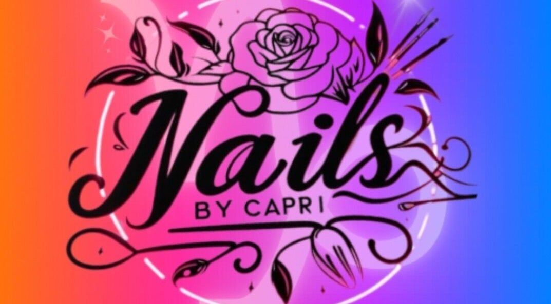 Logotipo artístico de Nailsbycaprii en Avilés, ES con diseño floral y pinceles en fondo degradado.