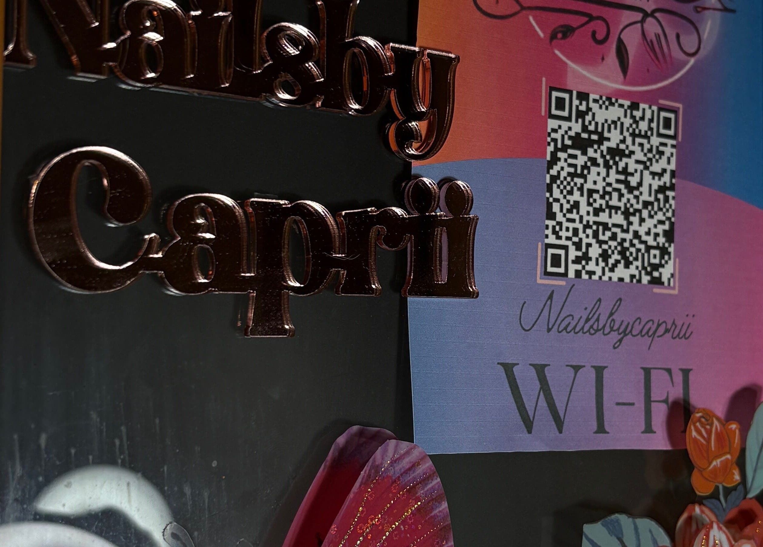 Cartel de Nailsbycaprii con QR y diseño colorido en Avilés, ES.