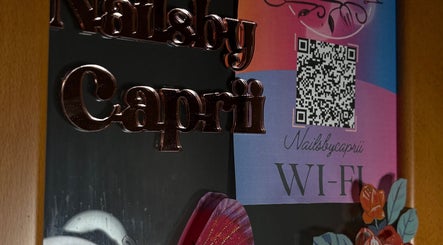 Cartel de Nailsbycaprii con QR y diseño colorido en Avilés, ES.