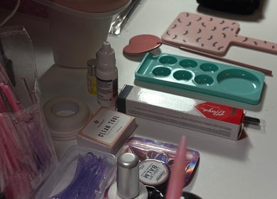 Herramientas de manicura en Nailsbycaprii, Avilés, ES, mostrando pinceles y productos especializados.