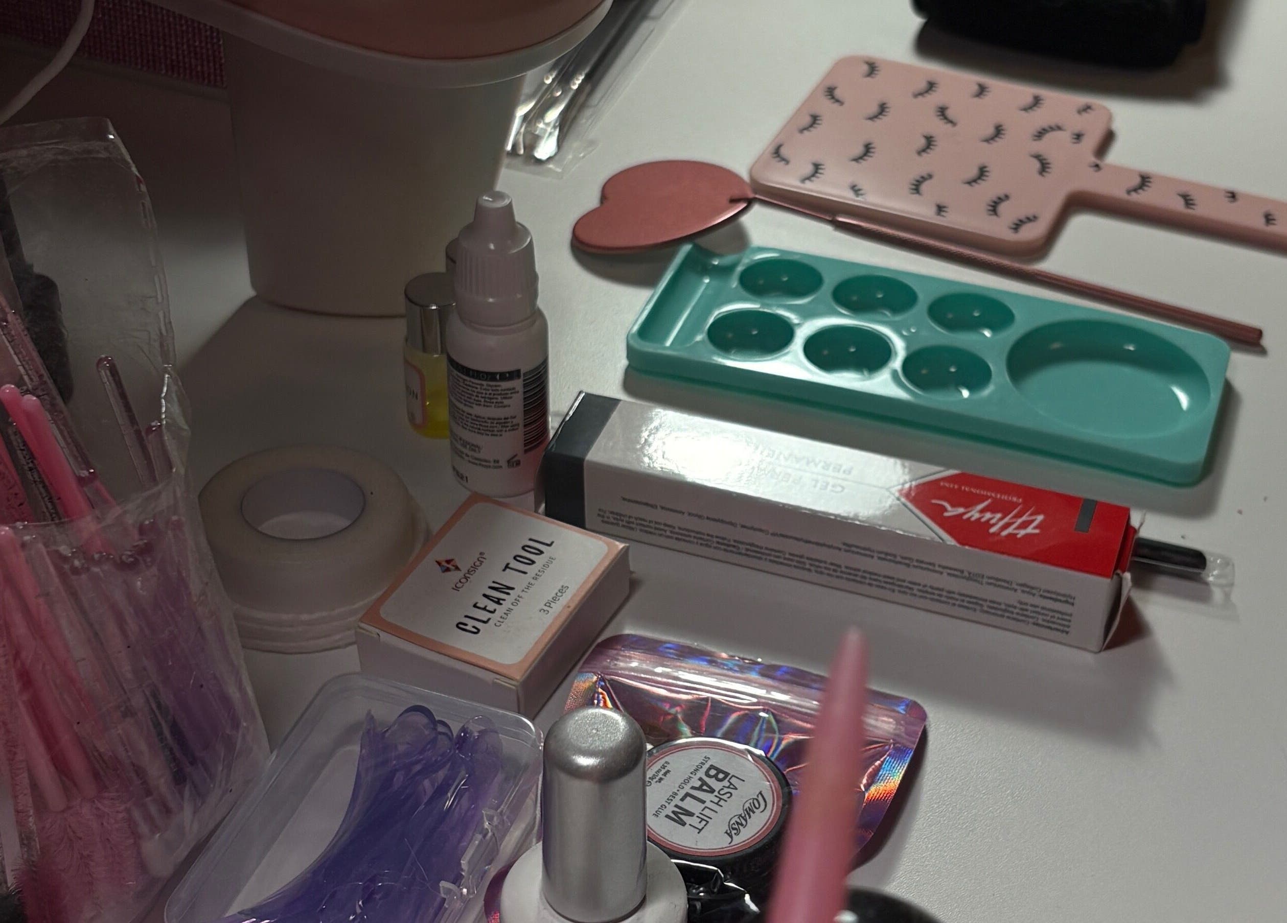 Herramientas de manicura en Nailsbycaprii, Avilés, ES, mostrando pinceles y productos especializados.