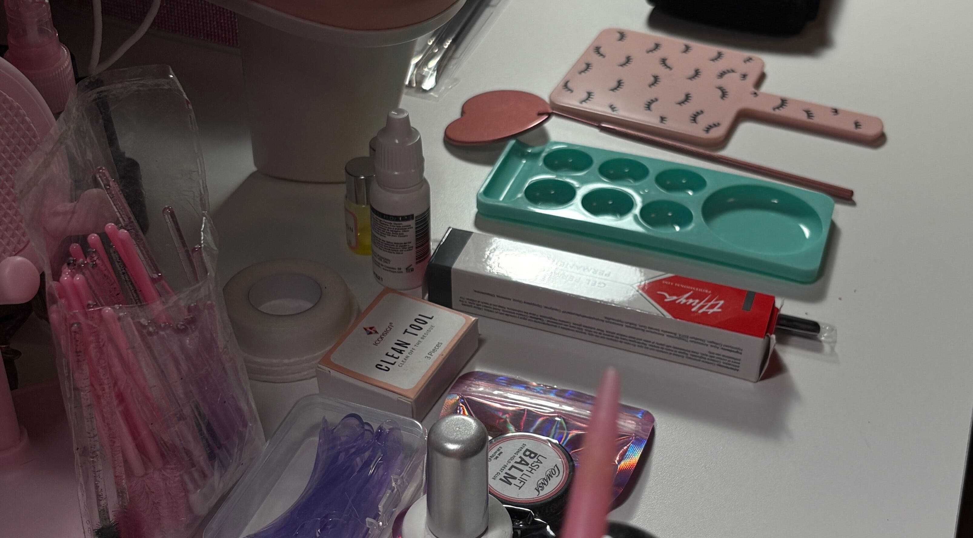 Herramientas de manicura en Nailsbycaprii, Avilés, ES, mostrando pinceles y productos especializados.