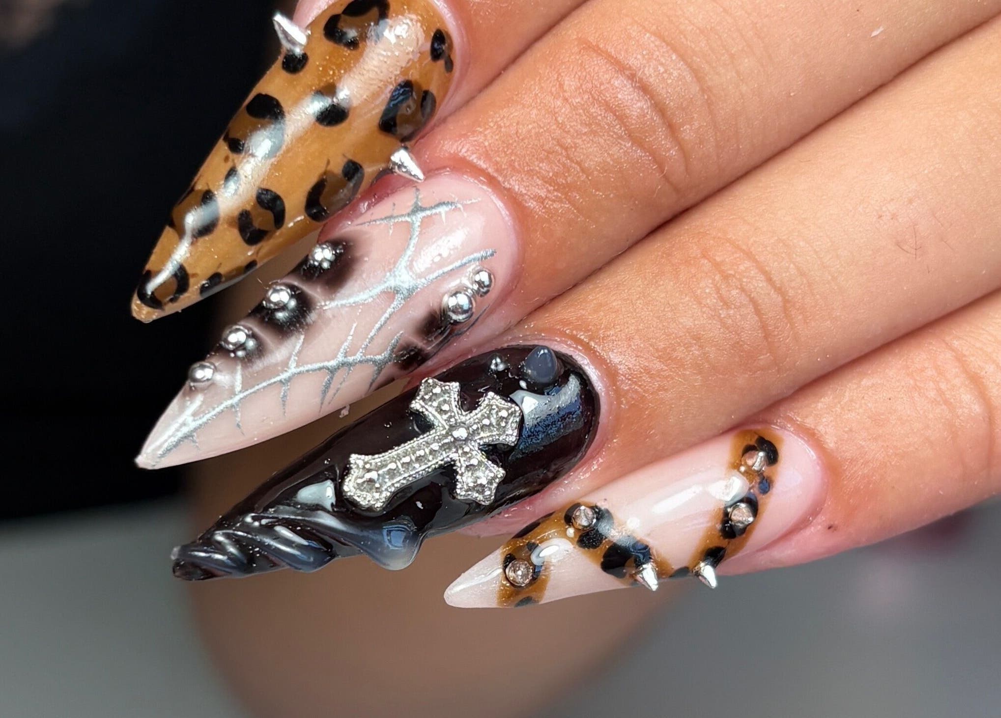 Diseños de uñas elegantes con detalles en cruz y animal print en Nailsbycaprii, Avilés, ES.