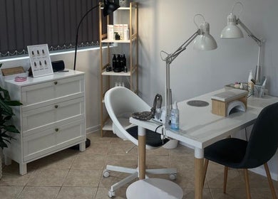Интериор на Gabrova Nail Studio в София, София Област, BG с елегантни столове и лампи.
