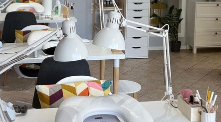 Вътрешност на Gabrova Nail Studio в София, с модерно оборудване и комфортна обстановка.